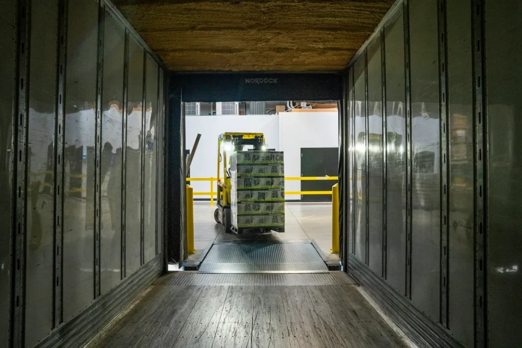 Xe nâng bốc xếp hàng lên container