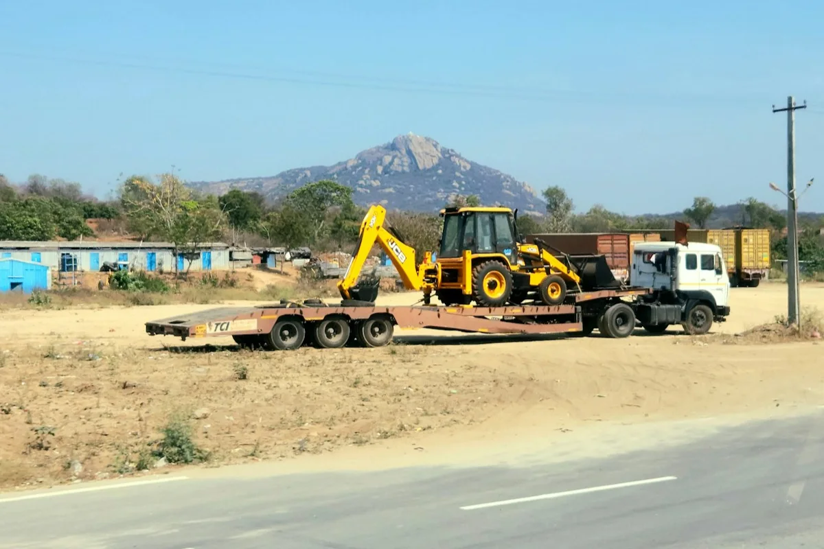 Xe sàn chở máy công trình, hàng dự án